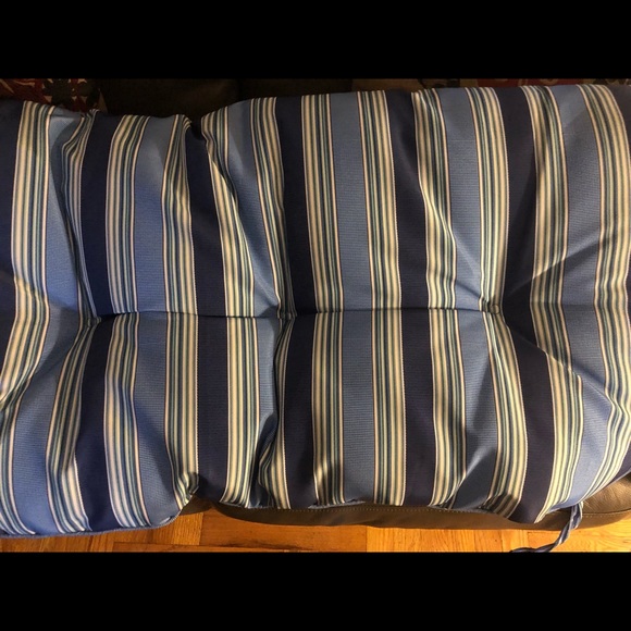 Love seat cushion for a standard wicker outside chair. Cord detail around edge. - Picture 2 of 6